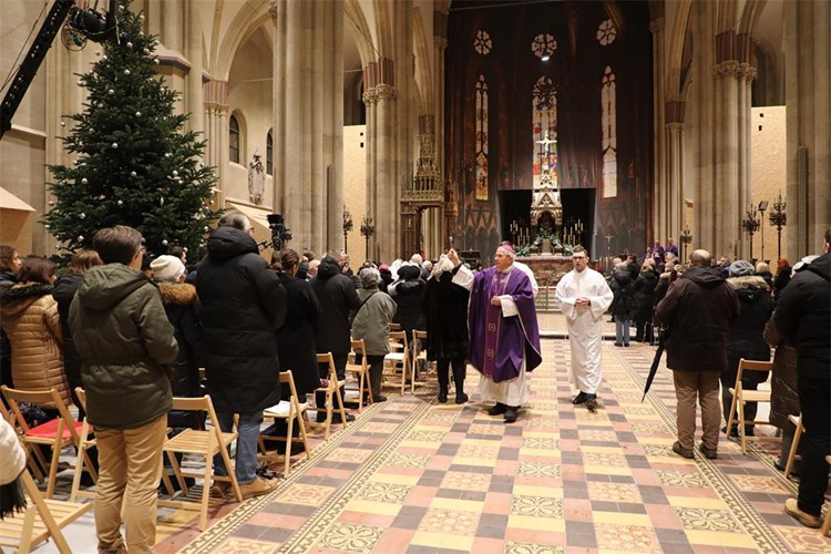 Biskup Gorski predvodio misu zornicu i blagoslov Zagrebačke katedrale